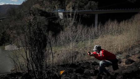 Las causas del incendio que se originó en Bera y que ha calcinado 1.800 hectáreas en Navarra, Guipúzcoa y Francia están siendo investigadas por la Policía Foral para determinar si el fuego ha sido fortuito o provocado, aunque parece que la actividad humana está detrás.