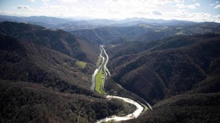 Las causas del incendio que se originó en Bera y que ha calcinado 1.800 hectáreas en Navarra, Guipúzcoa y Francia están siendo investigadas por la Policía Foral para determinar si el fuego ha sido fortuito o provocado, aunque parece que la actividad humana está detrás.