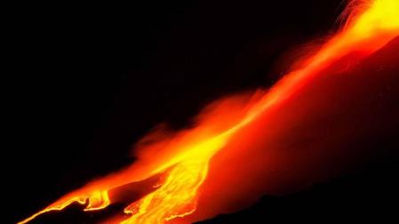 El volcán Etna, situado en la costa este de Sicilia, ha entrado en erupción y ha expulsado columnas de lava y humo que han alcanzado los mil metros de altura.