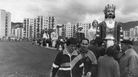 Mari Ganuza y Jose Manuel Albéniz, de la Comparsa de Pamplona, vestidos de pamplonica y abrigados con chaquetas de chándal el 28 de abril de 1991.
