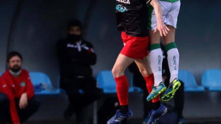 Rodri Fernández de Barrena, agachado en el banquillo del Beti Kozkor, en el partido que le enfrentó al San Juan, tras el que fue destituido.