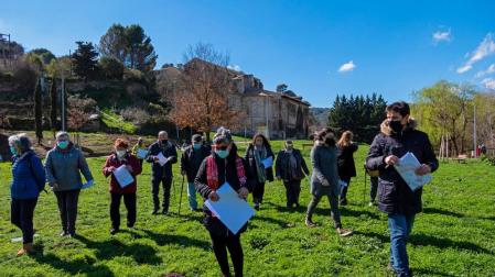 Vecinos que asistieron a la asamblea convocada junto al Santo Sepulcro caminan por la pradera.