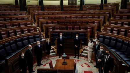 El rey Felipe VI posa junto a Carmen Calvo, Miquel Roca, Juan José González Rivas, Meritxell Batet, Pedro Sánchez, Pilar Llop, Carlos Lesmes, Miguel Herrero y Rodríguez de Miñón y Pablo Casado.