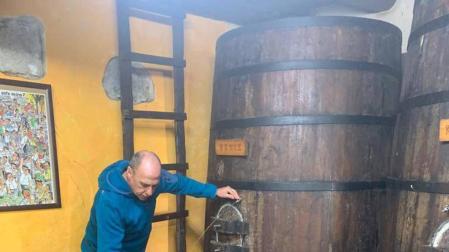 Jarra en mano, Inaxio Begiristain abre una 'kupela' de sidra.