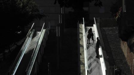 Sol en las escaleras automáticas de Abejeras, en Pamplona.
