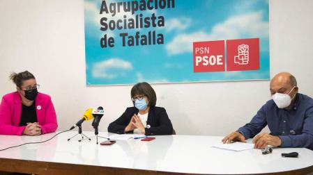 Pili Ester, en el centro, estuvo acompañada por Esther Iso, portavoz del PSN en el consistorio; y Alberto Rey, edil de Industria.