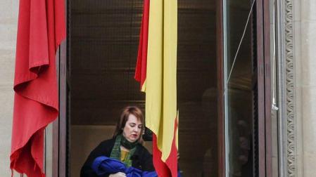 Aznárez, el 18 de marzo de 2016, retira la bandera de la UE.