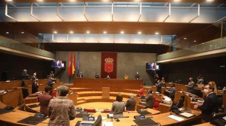 El Parlamento foral guarda un minuto de silencio por Rafael Gurrea