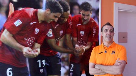 José Vilariño delante de la foto que adorna la entrada a su consulta y  recoge la dedicatoria de tres jugadores de Osasuna  ante el nacimiento de su primera hija.
