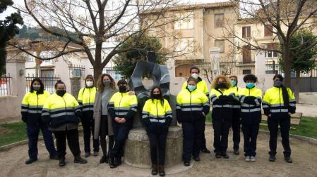 Las diez mujeres participantes en el programa posaron junto a su formador, Gaizka Vizcay; y la responsable del programa, Itziar Torres.