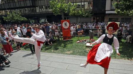 Decenas de personas se dan cita en el acto de recuerdo a Germán Rodríguez