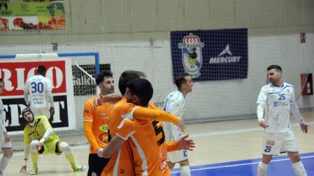 Una goleada para seguir vivo