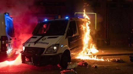 Queman una furgoneta de la la Guardia Urbana con un agente dentro, que ha escapado