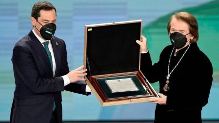 Raphael recibe "con orgullo" el título de Hijo Predilecto de Andalucía