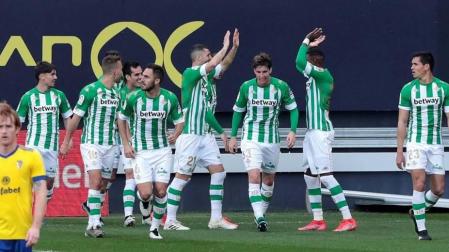 Un gol de Juanmi derriba la muralla gaditana y mete al Betis en Europa