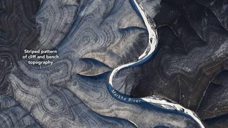 Vista del misterioso patrón de rayas en colinas en el norte de Siberia