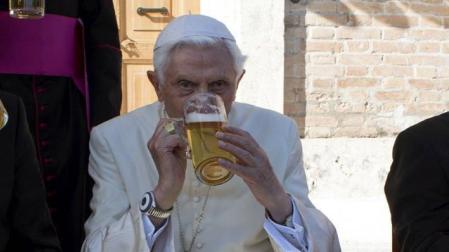 Benedicto XVI celebra su 90 cumpleaños con cerveza en una fiesta bávara