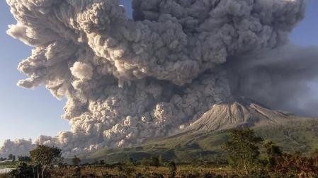El volcán indonesio Sinabung lanza una columna de humo de 5.000 metros de altura