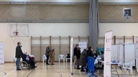 Fotos del inicio de la vacunación a mayores de 90 años en polideportivos de Pamplona.