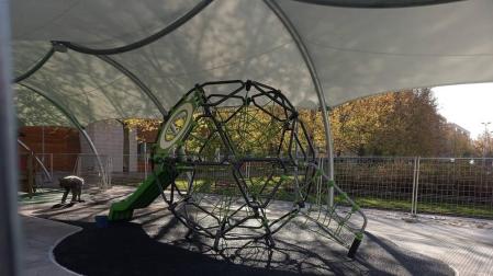 Pamplona amplía dos zonas de juegos infantiles en Iturrama y Rochapea
