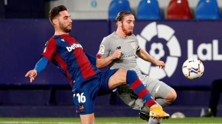El centrocampista del Levante Rubén Rochinalucha con el delantero Iker Muniain, del Athlétic de Bilbao por un balón