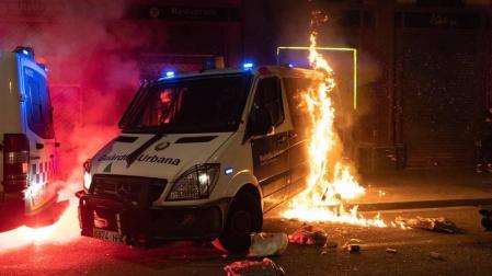 Barcelona vive otra noche de disturbios, saqueos y ataque a la Guardia Urbana