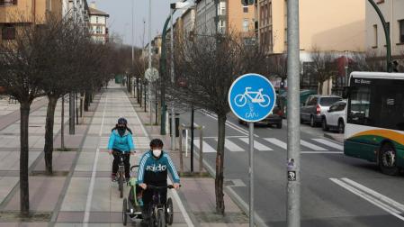 Pamplona estudia cómo eliminar la pintura de las antiguas aceras-bici