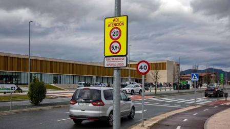 Vista de la avenida de Olaz, con señales de 40 y 20 kilómetros hora en apenas unos metros.