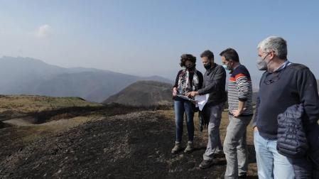 La consejera Gómez visita con los alcaldes la zona afectada por el incendio de Baztan-Bidasoa