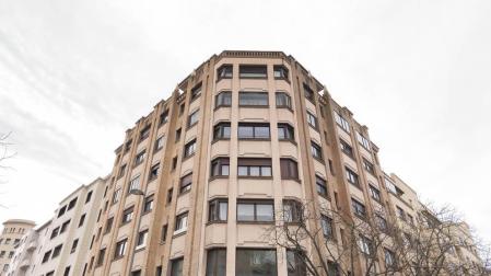 Una vivienda señorial con cinco habitaciones en un edificio cuidado