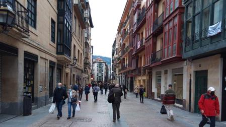 Algunas comunidades relajan restricciones animadas por la bajada de contagios