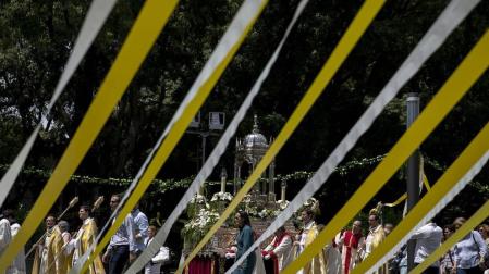 El alcalde de Pamplona, Enrique Maya, acudió a la tradicional procesión por las calles de la capital navarra.