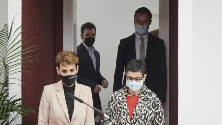 La presidenta del Gobierno de Navarra, María Chivite (i) y la ministra de Asuntos Exteriores, Unión Europea y Cooperación, Arancha González Laya (d) a su llegada al Palacio de Gobierno de Navarra.
