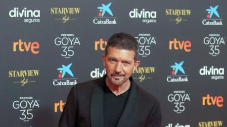 Actores, presentadores y cantantes desfilan por la alfombra roja de los premios Goya 2021.