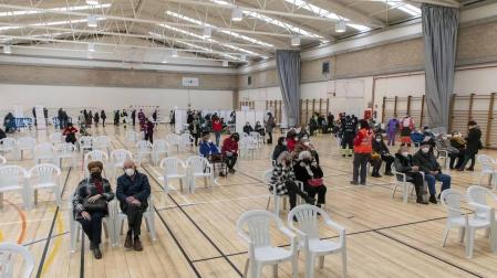 Fotos de la vacunación de los mayores de 80 años en Pamplona. Este sábado han vacunado en el polideportivo de Azpilagaña