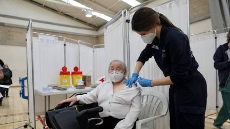 Fotos de la vacunación de los mayores de 80 años en Pamplona. Este sábado han vacunado en el polideportivo de Azpilagaña