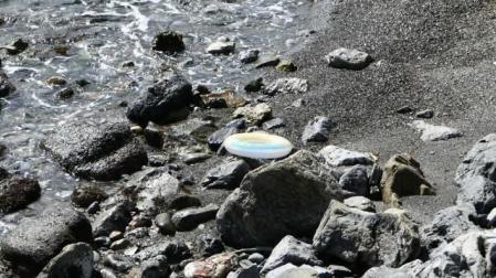 Un inmigrante llega a la costa a nado con un flotador infantil pese al mal tiempo