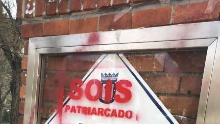 Vandalizan la placa de 'La Veneno' con el mensaje "abajo Ley Montero"