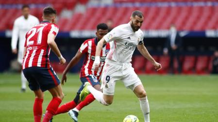 Benzema se marcha con el balón de dos jugadores del Atlético de Madrid