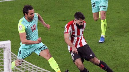 El delantero del Athletic, Asier Villalibre, se dispone a golpear el balón ante el defensa del Granada, Germán Sánchez.