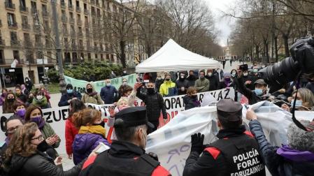 Varias mujeres se han encadenado, y una de ellas ha acabado detenida