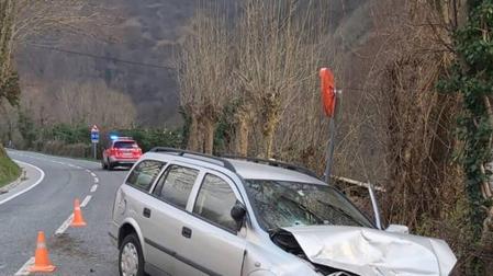 Herido leve tras sufrir un accidente de tráfico en el puerto de Ezkurra