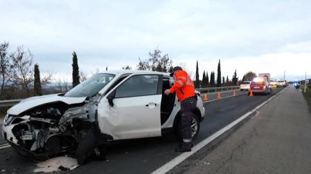 Un agente de la Policía Foral, junto al vehículo siniestrado.