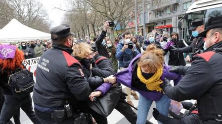 Varias mujeres se encadenan en el Parlamento, y una de ellas acaba detenida