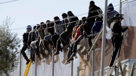 Un centenar de inmigrantes intenta saltar la valla de Melilla