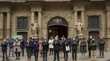 Varias mujeres se encadenan en el Parlamento, y una de ellas acaba detenida