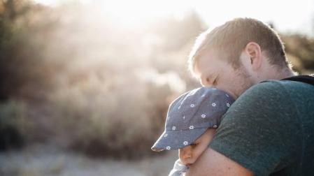 Imagen de un padre con su hijo