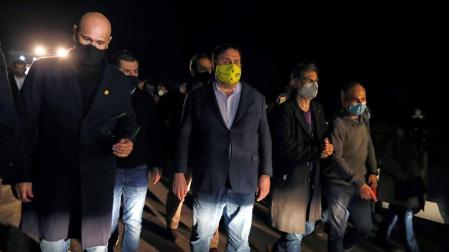 Seis de los presos del procés, Raül Romeva, Jordi Sànchez, Joaquim Forn, Oriol Junqueras, Jordi Cuixart y Jordi Turull, a las puertas de la cárcel de Lledoners antes de su entrada a prisión.
