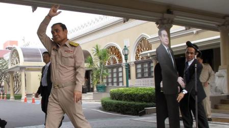 El primer ministro de Tailandia deja una copia suya de cartón en una rueda de prensa