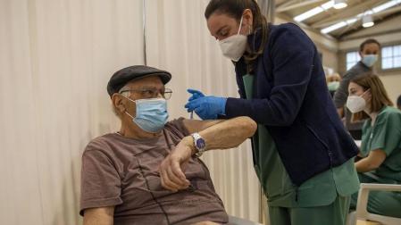 Fotos del inicio de la vacunación a mayores de 90 años en polideportivos de Pamplona.